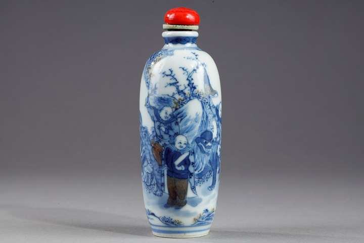 Snuff bottle porcelain underglaze blue and copper red